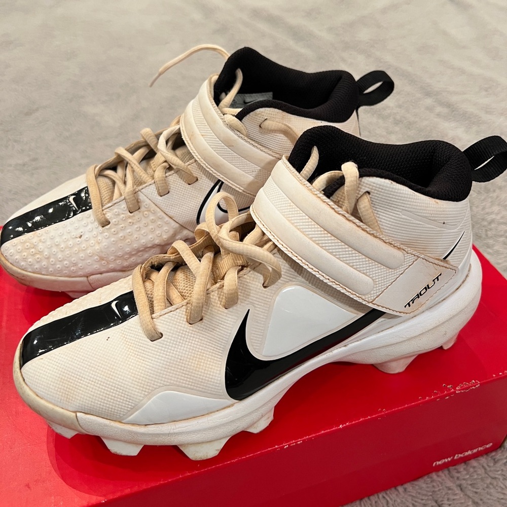 Nike Boys Size 5.5 Youth Baseball Cleats Force Trout 7 White